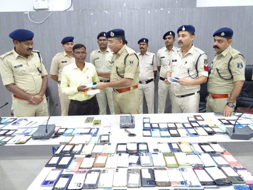 बलौदाबाजार-भाटापारा पुलिस द्वारा विशेष अभियान चलाकर लगभग 32 लाख रुपये कीमत मूल्य के विभिन्न कंपनियों के 230 नग मोबाईल किया गया रिकवर
