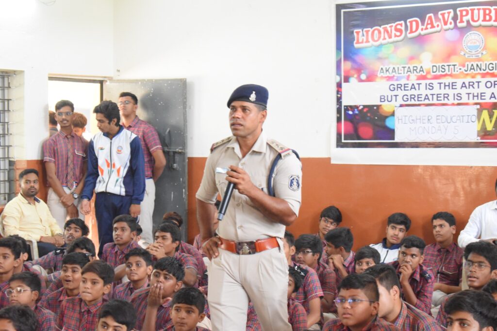 हमर पुलिस हमर संग जन जागरूकता कार्यक्रम के तहत जिला पुलिस जांजगीर द्वारा थाना अकलतरा क्षेत्र के DAV इंग्लिश मीडियम स्कूल में सामुदायिक पुलिसिंग का अयोजन किया गया