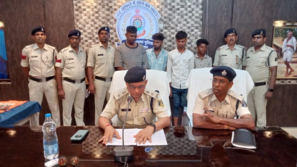 थाना जांजगीर क्षेत्रअंतर्गत नहरिया बाबा हनुमान मंदिर के दान पेटी को चोरी करने वाले आरोपियों को पकड़ने में मिली बड़ी सफलता सायबर टीम जांजगीर / नैला पुलिस की संयुक्त कार्यवाही
