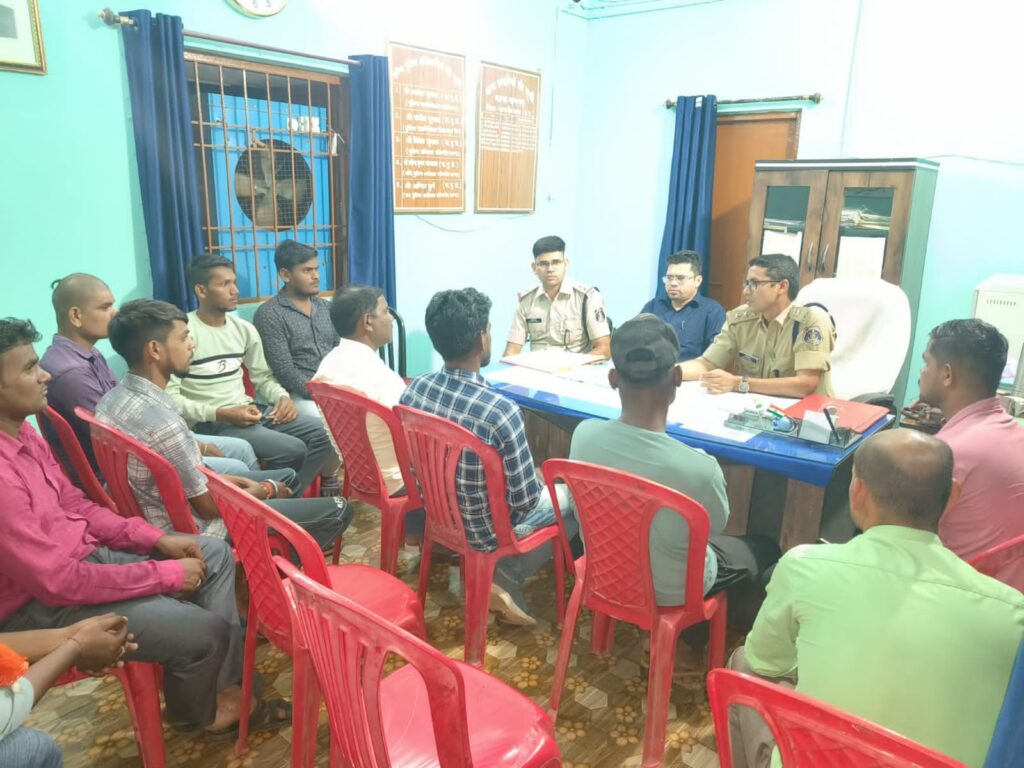 आगामी गणेश चतुर्थी पर्व की सुरक्षा व्यवस्था को दृष्टिगत रखते हुए थाना पामगढ़ क्षेत्र के गणेश उत्सव समिति एवं डीजे संचालको का आहुत मिटिंग थाना पामगढ़ में लिया गया