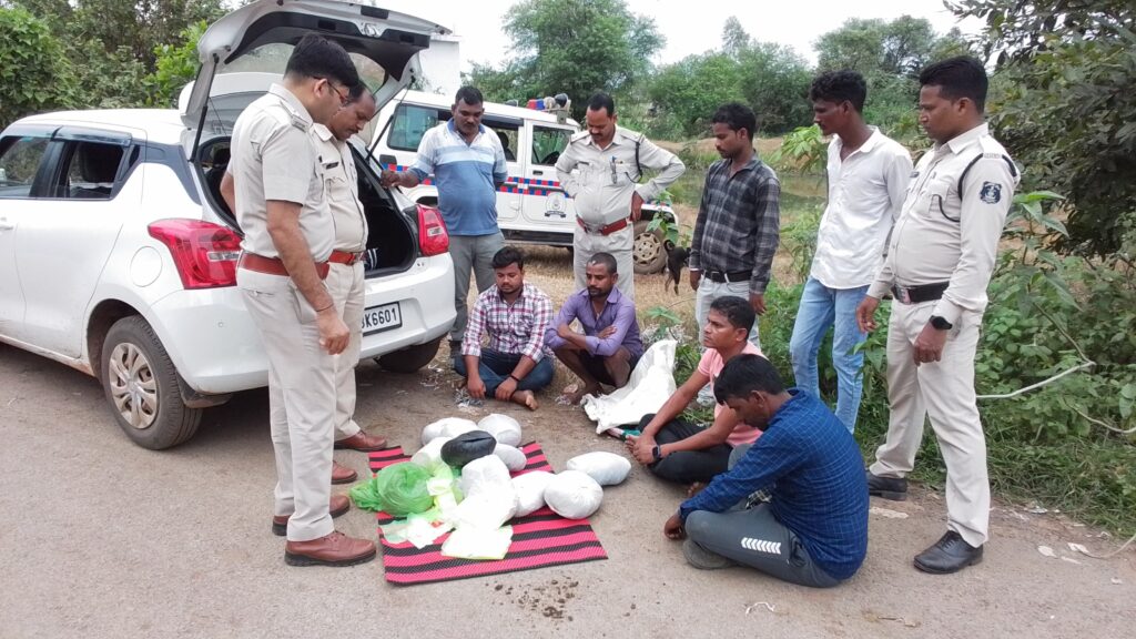 पामगढ़ क्षेत्र में गांजा खपाते हुए पुलिस ने चार लोगों से 10 किलो से ज्यादा गांजा जप्त किया