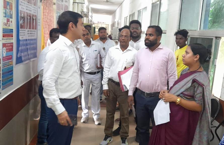 कलेक्टर आकाश छिकारा ने किया बी. डी. एम. अस्पताल चाम्पा का निरिक्षण