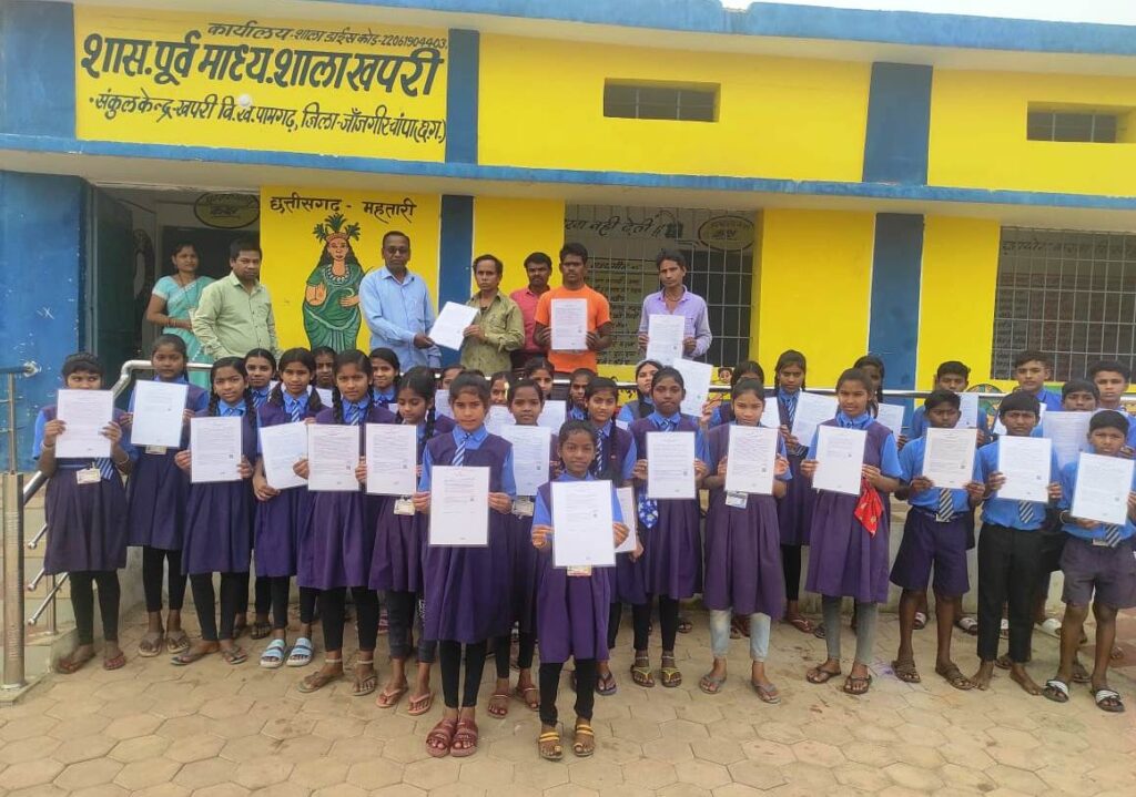 कलेक्टर श्री आकाश छिकारा की पहल से 31 हजार 369 स्कूली छात्र-छात्राओं का स्कूल में ही बना निःशुल्क जाति प्रमाण पत्र