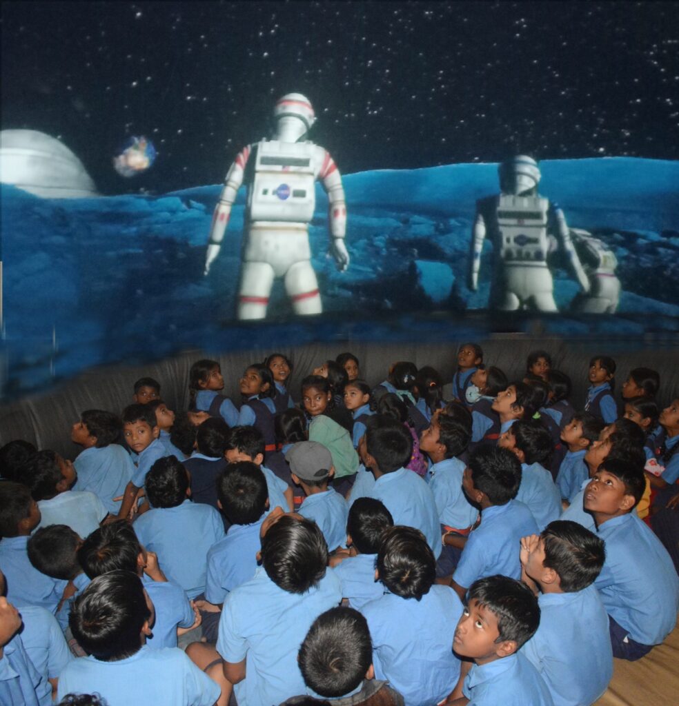 मोबाइल प्लैनेटेरियम में पहुंचे स्कूली बच्चे, तो खो गए आंतरिक्ष यात्रा मे