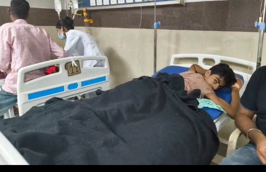 मेंटल हास्पिटल से डिस्चार्ज होते ही सनकी ने युवक पर चाकू से किया हमला