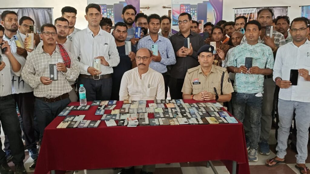 जांजगीर चाम्पा पुलिस की सराहनीय पहल अलग-अलग जिला क्षेत्रो से 115 नग गुम मोबाइल को खोज निकाला, जिसकी कीमत करीबन 15 लाख रुपये