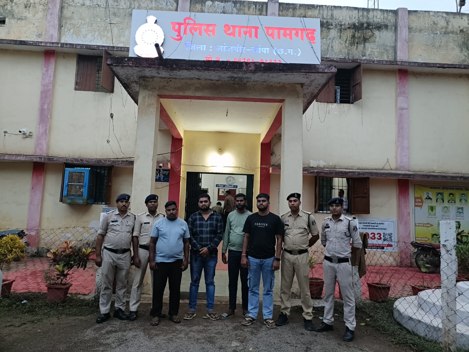 पामगढ़ थाना क्षेत्र के ग्राम धाराशिव मे मामूली बातो कों लेकर दो पक्षो मे हुई, बीते रात्रि मे मारपीट की घटना मे दोनों पक्षो के विरुद्ध बलवा, हत्या का प्रयास का मामला दर्ज