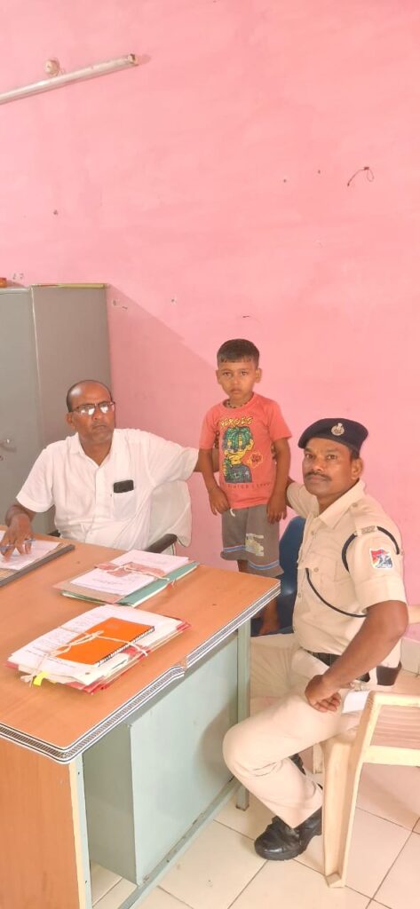 थाना मुलमुला क्षेत्र के ग्राम पकरिया से गुमा बच्चा बिलासपुर में मिला.. पुलिस ने रात भर मे खोज निकाला, पुलिस अधीक्षक जांजगीर चांपा श्री विजय कुमार पाण्डेय (IPS) के नेतृत्व मे रात भर चाला सर्च ऑपरेशन