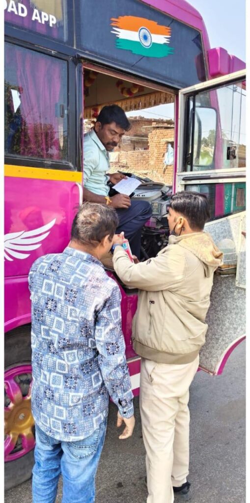सड़क सुरक्षा सप्ताह अंतर्गत यात्री वाहनों में सुरक्षा नियमों की जांच