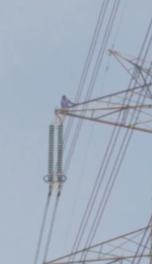 धान टोकन नहीं कटने से किसान ने टावर पर चढ़कर किया विरोध