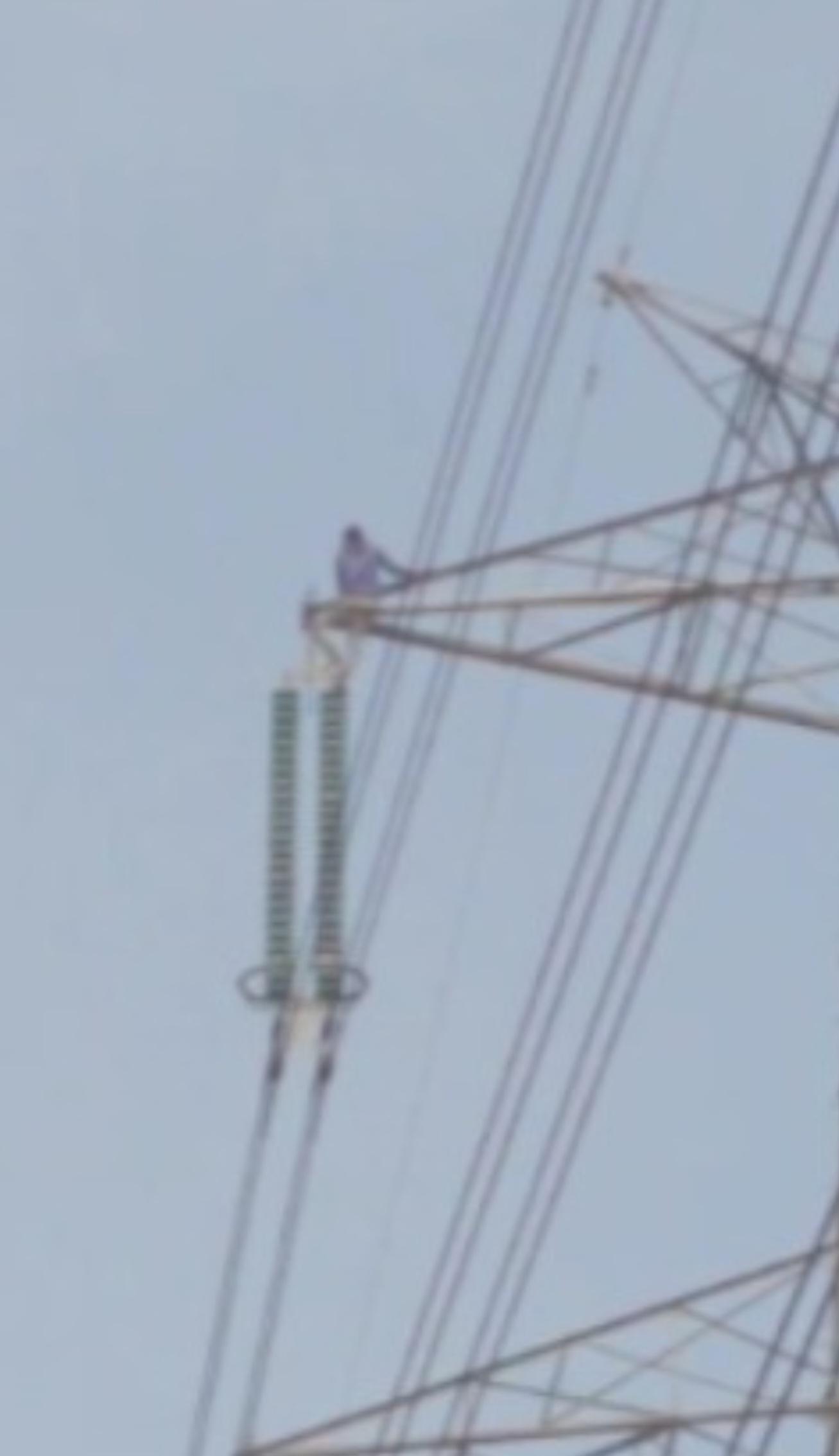 धान टोकन नहीं कटने से किसान ने टावर पर चढ़कर किया विरोध