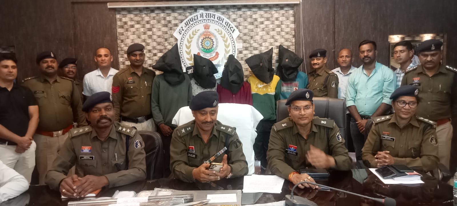 लूट और जानलेवा हमलों पर पुलिस का करारा प्रहार, 06 अलग-अलग घटनाओं मे, 14 लोगों पर प्राणघातक हमला करने वाले 06 आरोपी व 02 बाल अपचारी को पकड़ने में पुलिस को मिली बड़ी सफलता