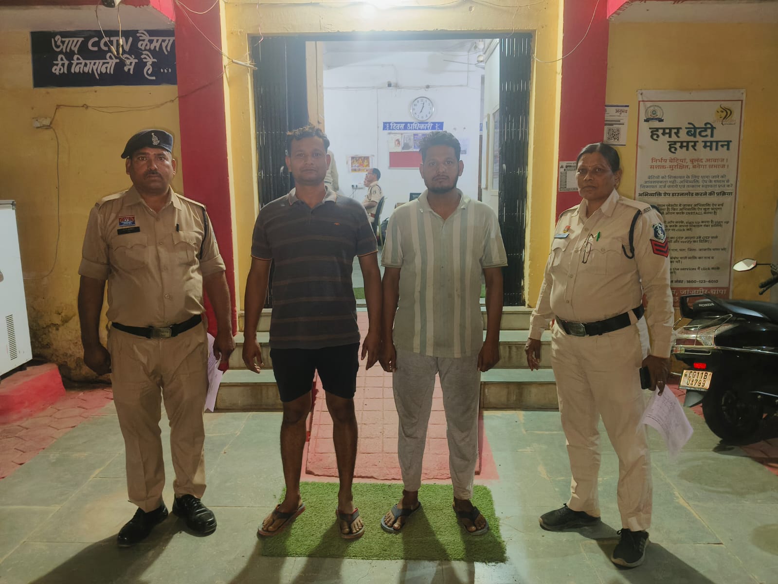 रिटायर्ड आर्मी ने चलाया पिस्टल घायल के जांघ पर लगा गोली बिलासपुर रिफर
