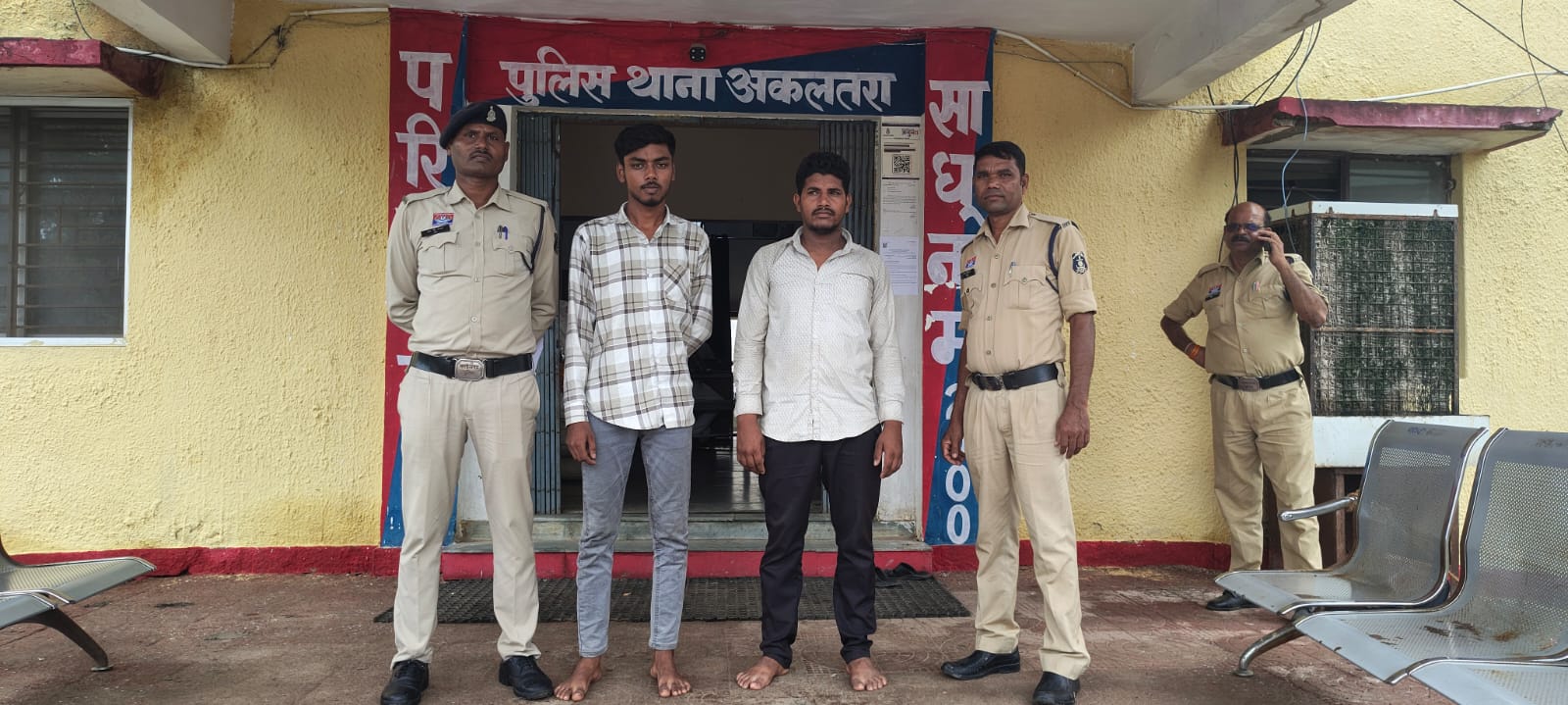 चंद घंटे में खुलासा अकलतरा क्षेत्र में युवती से छेड़छाड़, मारपीट और लूट करने वाले 2 आरोपी गिरफ्तार आरोपियों के के कब्जे लूटी गई बाइक और 3 मोबाइल जब्त”